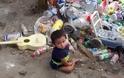 Σοκ στην Ξάνθη: Οικογένεια τρώει μέσα στα σκουπίδια, στο κέντρο της πόλης