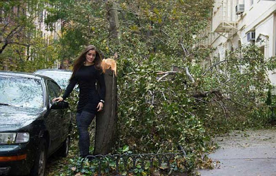 Την βρίζουν γιατί πόζαρε μπροστά στις καταστροφές που έκανε ο τυφώνας Σάντυ - Φωτογραφία 3