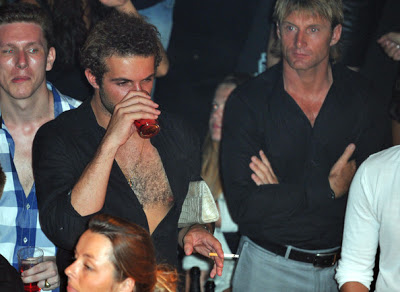 Σταύρος Νιάρχος: Προβάλει το τριχωτό του στήθος κρατώντας… γυναικεία τσάντα! - Φωτογραφία 2