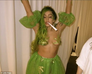 Η Lady Gaga... γδύνεται για το Halloween και προκαλεί και πάλι! - Φωτογραφία 2