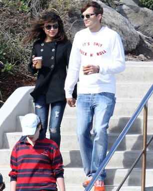 ΣΙΓΑ! «Κολλήσαμε» από τα μέλια! ΔΕΙΤΕ Mila Kunis-Ashton Kutcher σε τρυφερά ενσταντανέ - Φωτογραφία 2