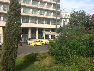 Έλληνες από πατριωτικές οργανώσεις έξω από ξενοδοχείο στην Πλατεία Καραϊσκάκη... - Φωτογραφία 1