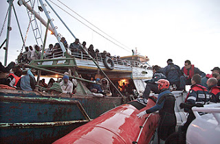 Τρεις γυναίκες χάθηκαν σε νέο ναυάγιο στην Λαμπεντούζα - Φωτογραφία 1