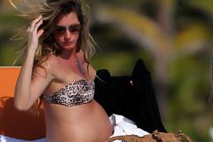 Στην παραλία με τεράστια κοιλιά η Gisele