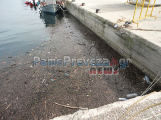 Πρέβεζα: Μια εικόνα χίλιες λέξεις - Τσουνάμι από... ξύλα και σκουπίδια στην θάλασσα - Φωτογραφία 1