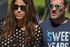 Η σύντροφος του Κριστιάν Βιέρι κυκλοφορεί με το στήθος σε κοινή θέα