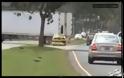 ΑΠΙΣΤΕΥΤΟ!!! Τροχός φορτηγού οχήματος φεύγει και αφού διανύσει μερικά μέτρα συγκρούεται με φόρα πάνω σε ταξί! Δείτε το βίντεο...