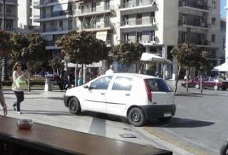 Πάτρα: Σύνηθες φαινόμενο το παρκάρισμα στην Πλατεία Γεωργίου - Φωτογραφία 1