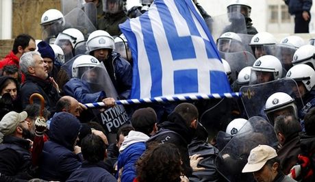 Bloomberg.: Για να σώσετε την Ελλάδα σταματείστε να την δανείζετε - Φωτογραφία 1