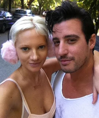 Τζούλια Αλεξανδράτου: Επέστρεψε στην Ελλάδα και φιλιέται στη μέση του δρόμου... - Φωτογραφία 2