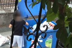ΕIKONEΣ - ΣΟΚ: Νεαρός ψάχνει για φαγητό στα σκουπίδια στο Αγρίνιο