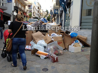 Έκλεισαν τα πεζοδρόμια από τα σκουπίδια στη Λαμία! - Φωτογραφία 1
