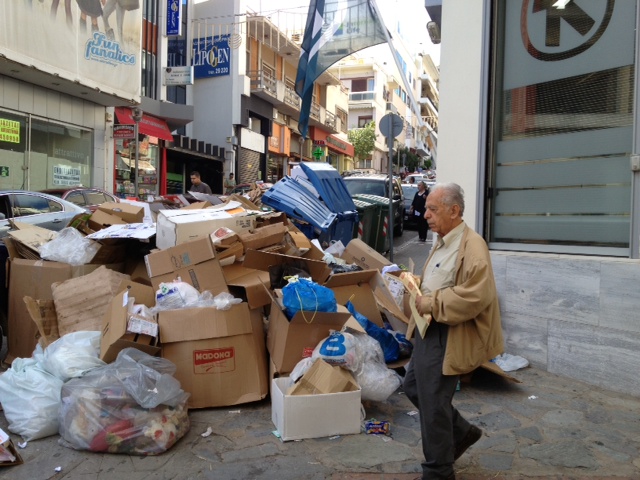 Έκλεισαν τα πεζοδρόμια από τα σκουπίδια στη Λαμία! - Φωτογραφία 2