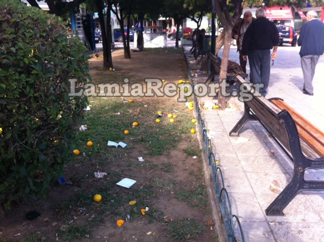 Έκλεισαν τα πεζοδρόμια από τα σκουπίδια στη Λαμία! - Φωτογραφία 3