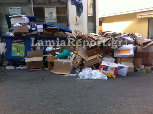 Έκλεισαν τα πεζοδρόμια από τα σκουπίδια στη Λαμία! - Φωτογραφία 4