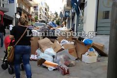 Έκλεισαν τα πεζοδρόμια από τα σκουπίδια στη Λαμία!