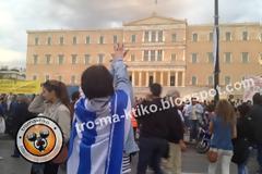 Μούντζες και πλακάτ στη Βουλή - Οι κλέφτες φυλακή...[photos]