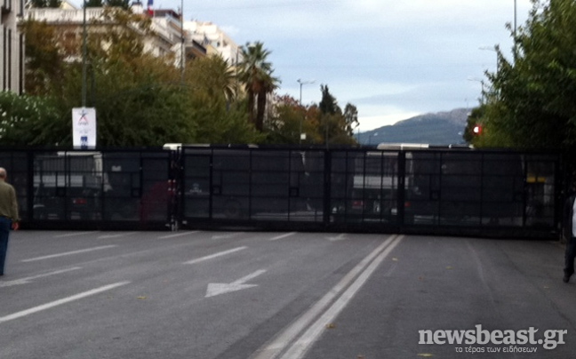 Κόσμος έχει αρχίσει να συναθροίζεται στην πλατεία Συντάγματος - Φωτογραφία 2