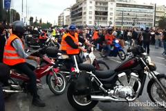 Κόσμος έχει αρχίσει να συναθροίζεται στην πλατεία Συντάγματος