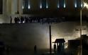 Boυλευτές του ΣΥΡΙΖΑ πριν λίγο ανάρτησαν πανό πάνω από τον Άγνωστο Στρατιώτη υπό το βλέμμα των ΜΑΤ [photos]