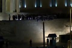 Boυλευτές του ΣΥΡΙΖΑ πριν λίγο ανάρτησαν πανό πάνω από τον Άγνωστο Στρατιώτη υπό το βλέμμα των ΜΑΤ [photos]