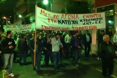 Πάτρα: Με αδιάβροχα και ομπρέλες οι διαδηλωτές στην πλατεία Γεωργίου και στο Εργατικό Κέντρο - Δείτε φωτό