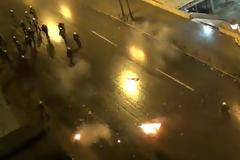 ΣΥΜΒΑΙΝΕΙ ΤΩΡΑ: Μάχη με τα ΜΑΤ κουκουλοφόρων