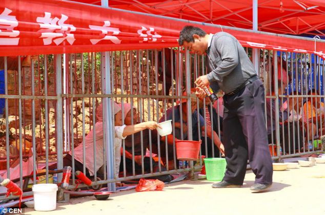Κίνα:Σε… κλουβιά οι ζητιάνοι για να μην ενοχλούν τους τουρίστες! (pics) - Φωτογραφία 4