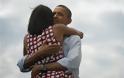 Η αγκαλιά του ζεύγους Ομπάμα η πιο δημοφιλής όλων των εποχών στο Facebook