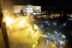 Οχι στα μέτρα από 100.000 διαδηλωτές - Επεισόδια και συλλήψεις στο Σύνταγμα