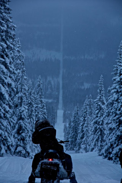 Απίθανη βόλτα σε χιονισμένο δρόμο με snowmobile - Φωτογραφία 2