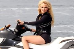 H Pamela Anderson... δαμάζει τα κύματα (pics)