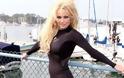 H Pamela Anderson... δαμάζει τα κύματα (pics) - Φωτογραφία 2