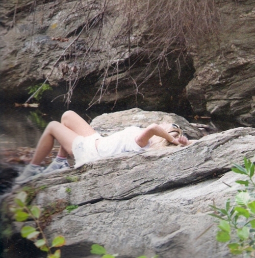 Ποιος μπορεί να της αντισταθεί με καυτό σορτς ξαπλωμένη στα βράχια - Φωτογραφία 2