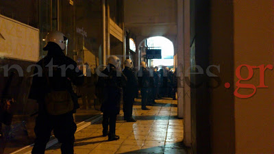 Πάτρα: Ομάδα αντιεξουσιαστών πολιόρκησε την Α΄ ΔΟΥ - Δακρυγόνα έξω από το κτίριο [video] - Φωτογραφία 2