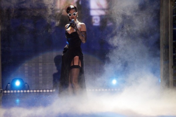 Rihanna: Τραγούδησε φορώντας ζαρτιέρες και άναψε φωτιές στη σκηνή! - Φωτογραφία 1