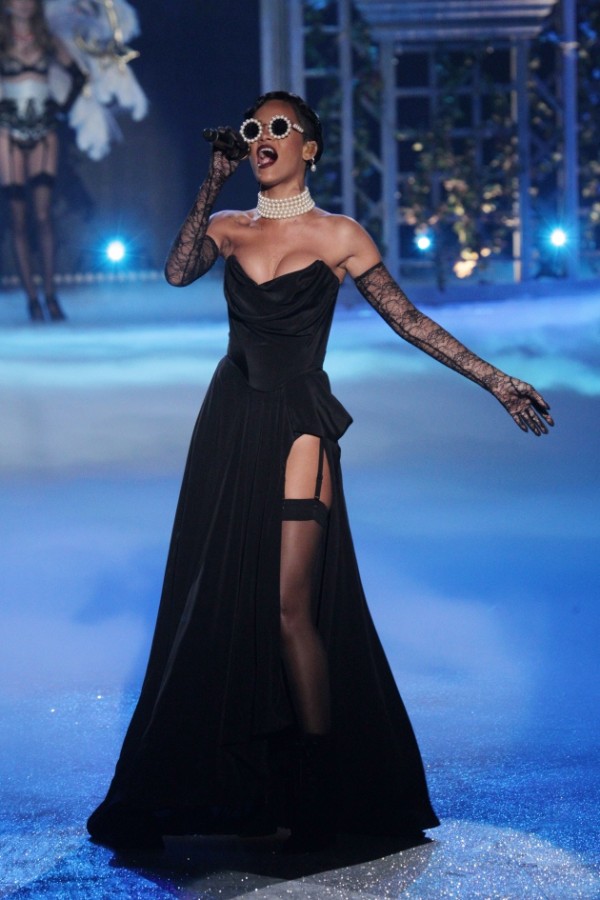 Rihanna: Τραγούδησε φορώντας ζαρτιέρες και άναψε φωτιές στη σκηνή! - Φωτογραφία 4