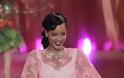 Rihanna: Τραγούδησε φορώντας ζαρτιέρες και άναψε φωτιές στη σκηνή! - Φωτογραφία 2