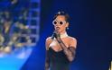 Rihanna: Τραγούδησε φορώντας ζαρτιέρες και άναψε φωτιές στη σκηνή! - Φωτογραφία 7