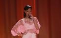 Rihanna: Τραγούδησε φορώντας ζαρτιέρες και άναψε φωτιές στη σκηνή! - Φωτογραφία 8