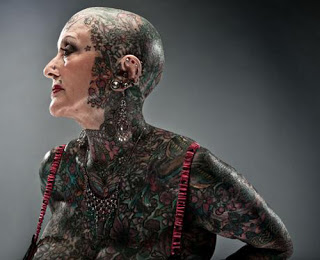 ΣΟΚ!! Δείτε την γυναίκα με τα περισσότερα τατουάζ στο Κόσμο... - Φωτογραφία 1
