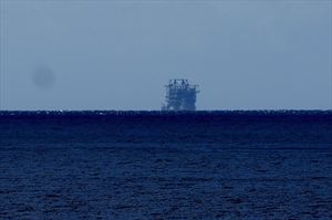 Μία πλατφόρμα άντλησης πετρελαίου ανοιχτά της Χώρας Σφακίων - Φωτογραφία 1