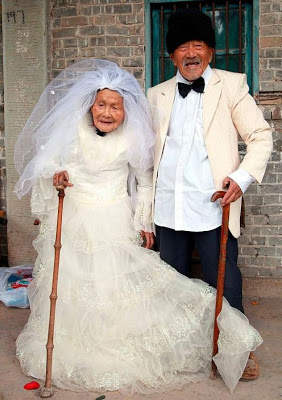 101 ετών ο γαμπρός, 103 η νύφη! - Φωτογραφία 2