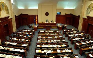 Αλβανός βουλευτής απείλησε ότι θα κάψει τη Βουλή της ΠΓΔΜ - Φωτογραφία 1