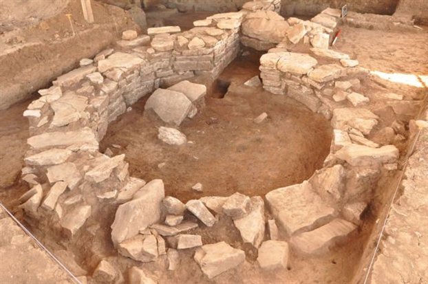 Φθιώτιδα: Πέτρινα σπίτια και τάφροι σε οικισμό του 5800 π.Χ., - Φωτογραφία 1