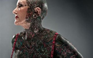 H γυναίκα με τα περισσότερα τατουάζ - Φωτογραφία 1