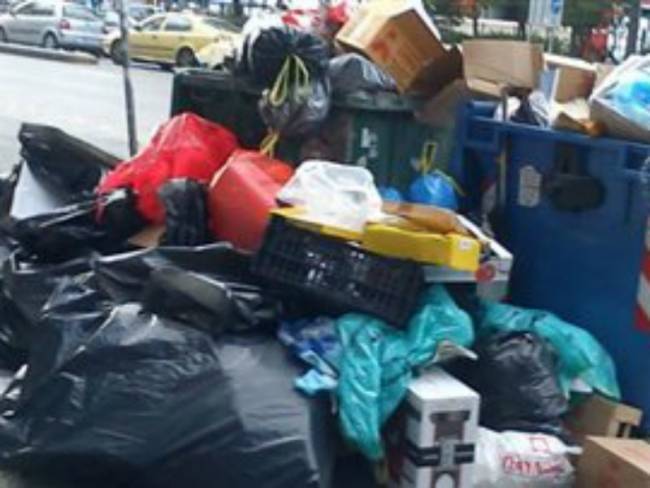 Βουνά τα σκουπίδια στους δρόμους της Αθήνας - Φωτογραφία 1