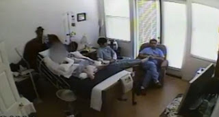 Νοσοκόμοι ερωτοτροπούσαν δίπλα σε ασθενή με εγκεφαλικό - Φωτογραφία 1