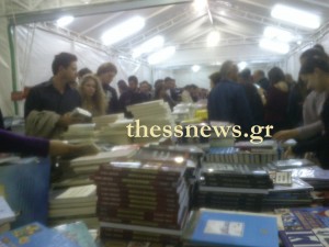Εκατοντάδες οι επισκέπτες στο Παζάρι Βιβλίου - Φωτογραφία 4