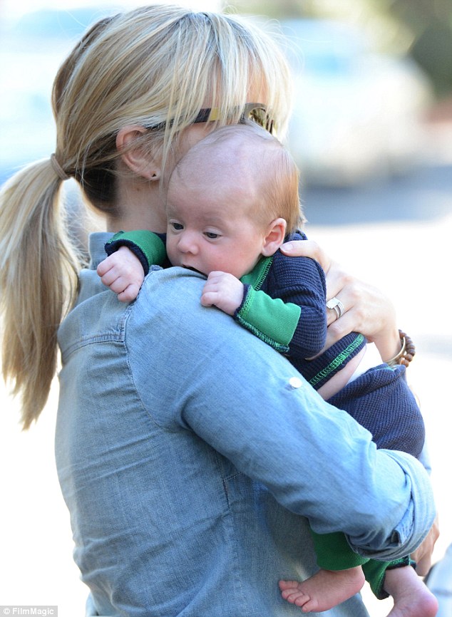 Πρώτες φωτογραφίες της Reese Witherspoon με το μωρό της - Φωτογραφία 1